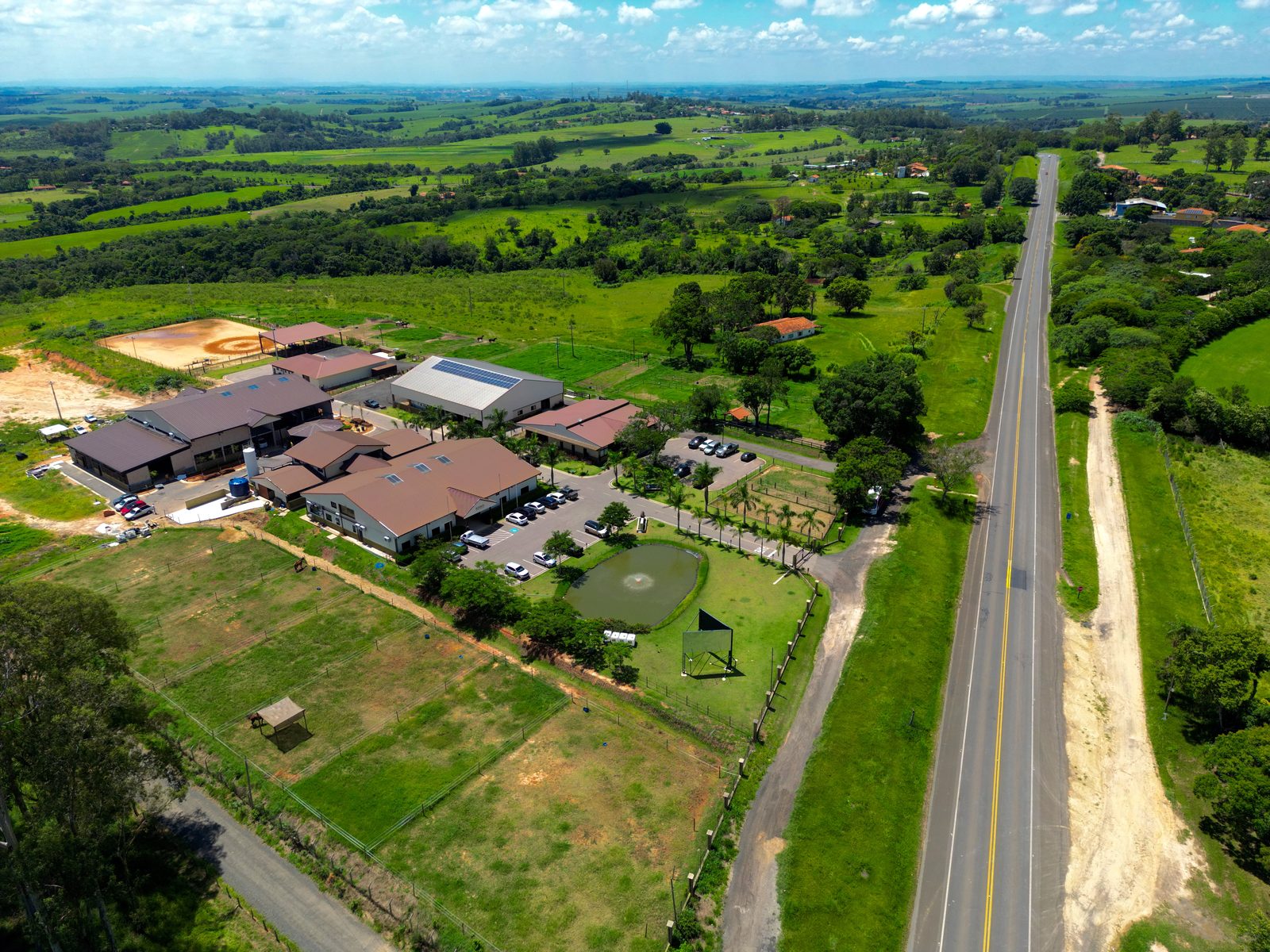 Vista aérea da estrutura da Pro Equus às margens da Rodovia Marechal Rondon