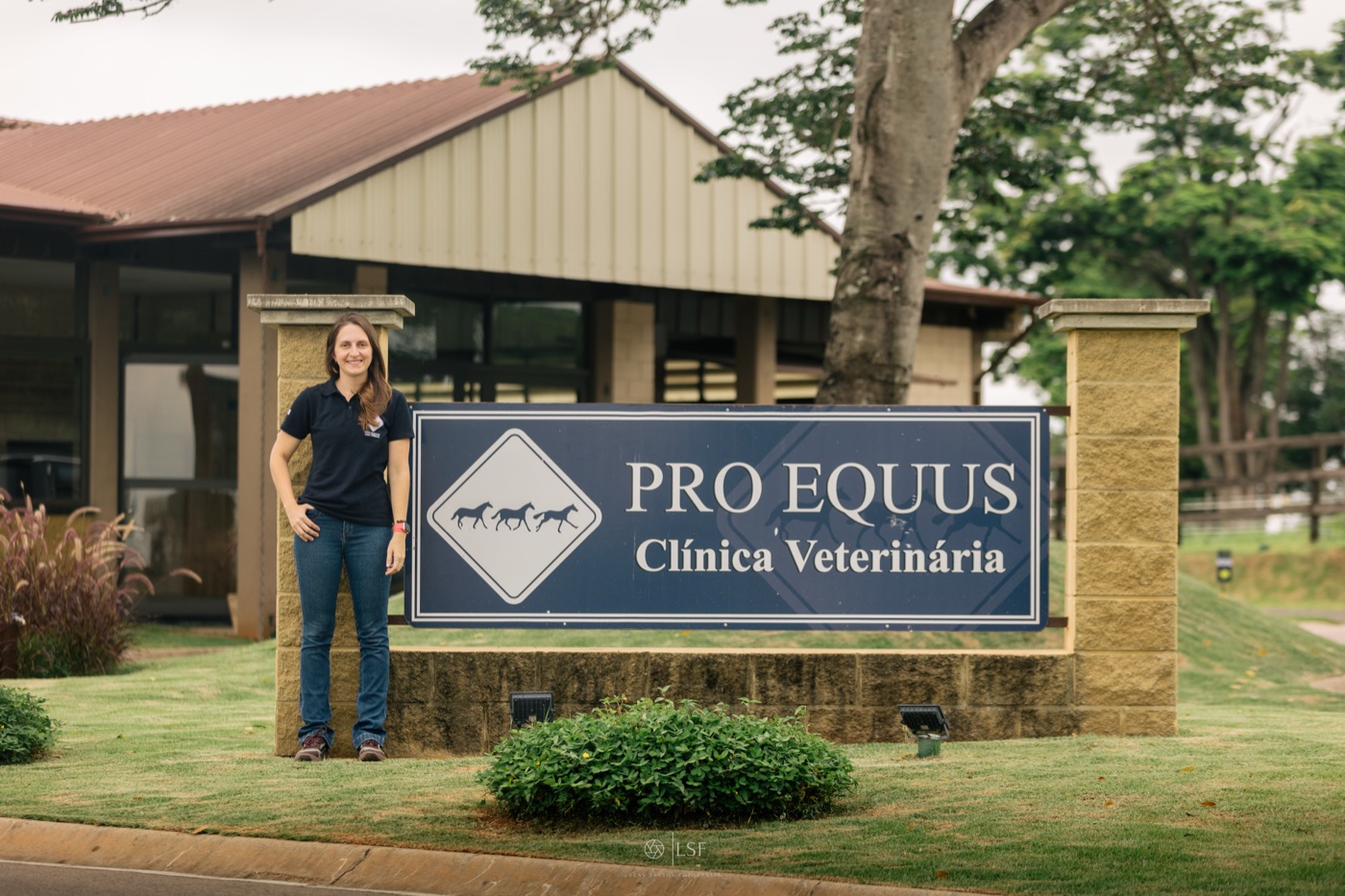 Fachada e sinalização da Pro Equus Clínica Veterinária